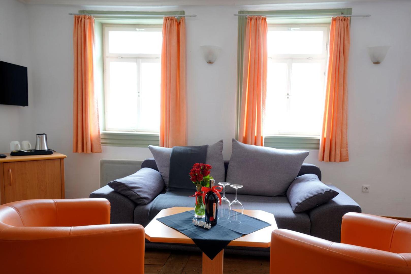 Hotel Adler Am Schloss Bonnigheim Екстер'єр фото