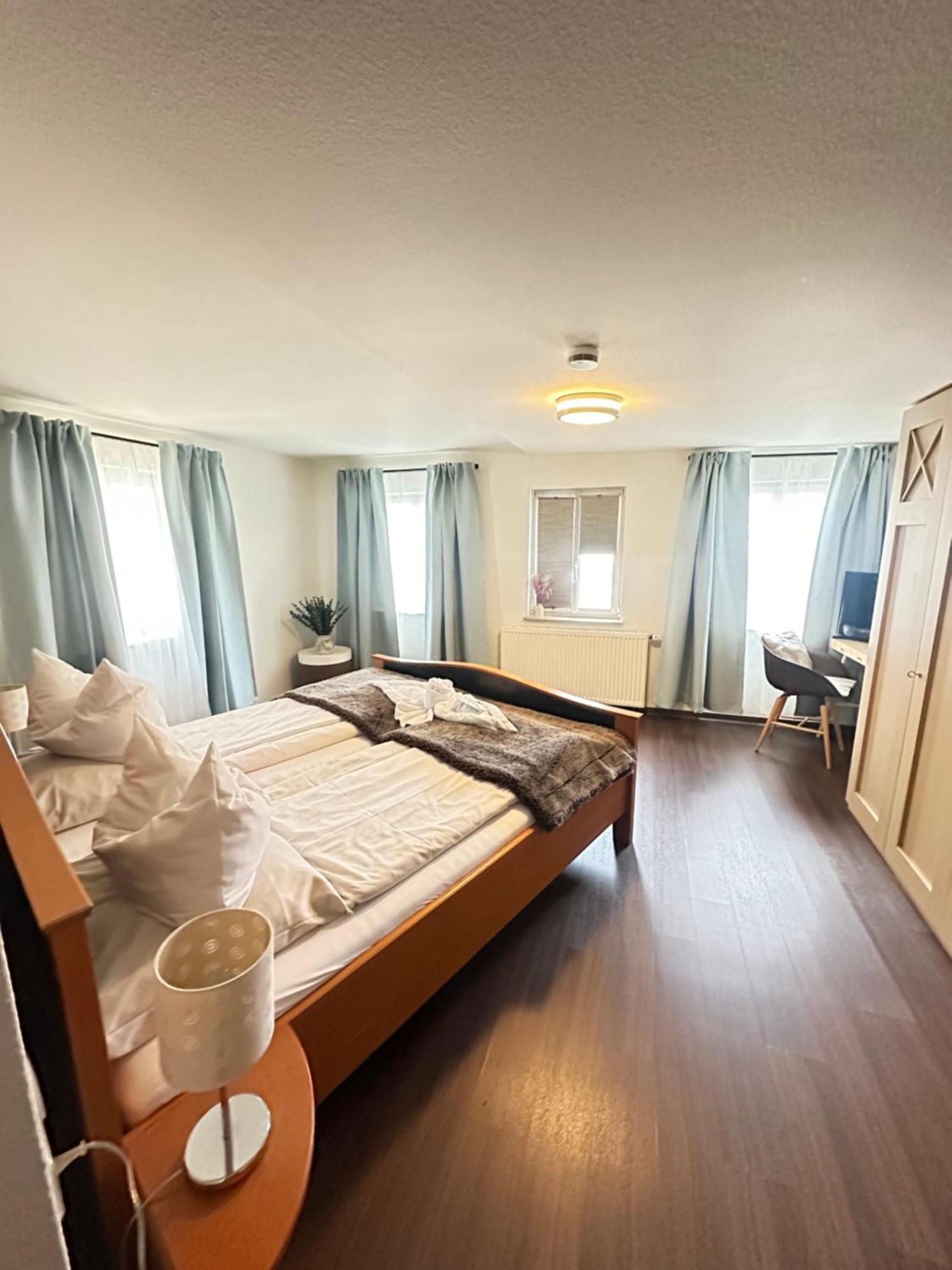 Hotel Adler Am Schloss Bonnigheim Екстер'єр фото